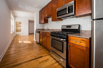 7223 N Rogers Ave, Unit 1 in Chicago, IL - Building Photo - Building Photo