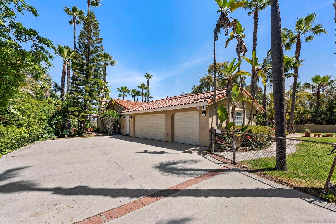 6518 Monte Fuego in Rancho Santa Fe, CA - Foto de edificio