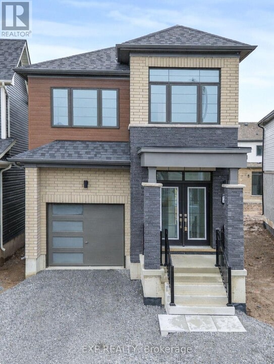 25 Canvas Crescent in Welland, ON - Building Photo