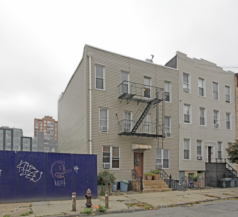 31 Withers St in Brooklyn, NY - Building Photo