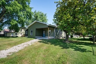 438 W Stansifer Ave in Clarksville, IN - Building Photo - Building Photo