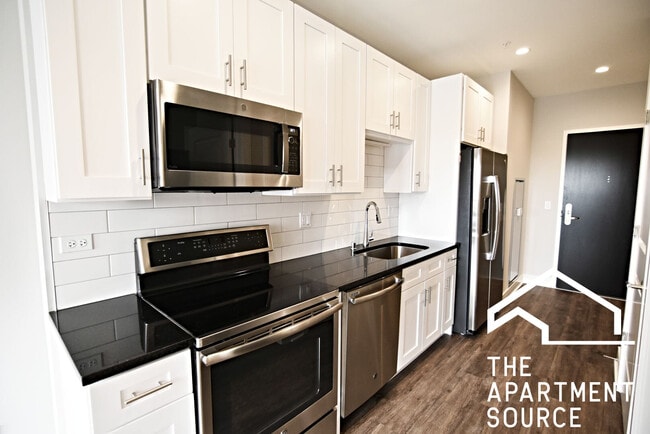 3833 N Broadway in Chicago, IL - Building Photo - Building Photo