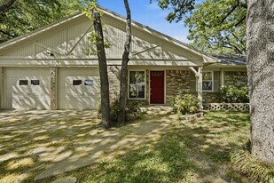 2203 Twin Elms Dr in Arlington, TX - Building Photo