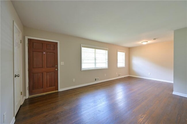 2075 Claude St NW in Atlanta, GA - Building Photo - Building Photo