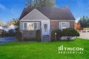 112 9th Ave in Folsom, PA - Building Photo