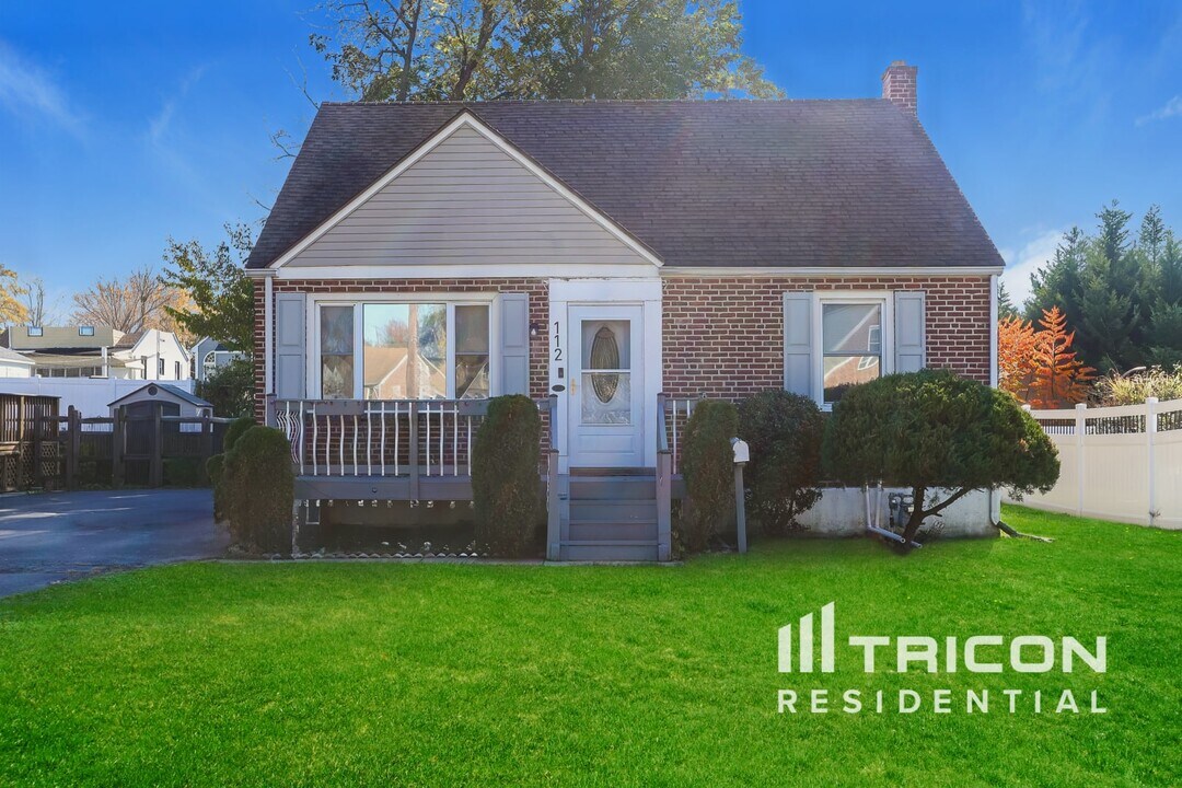 112 9th Ave in Folsom, PA - Building Photo