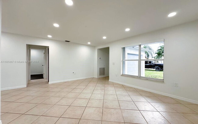 8440 NW 4th St in Pembroke Pines, FL - Foto de edificio - Building Photo