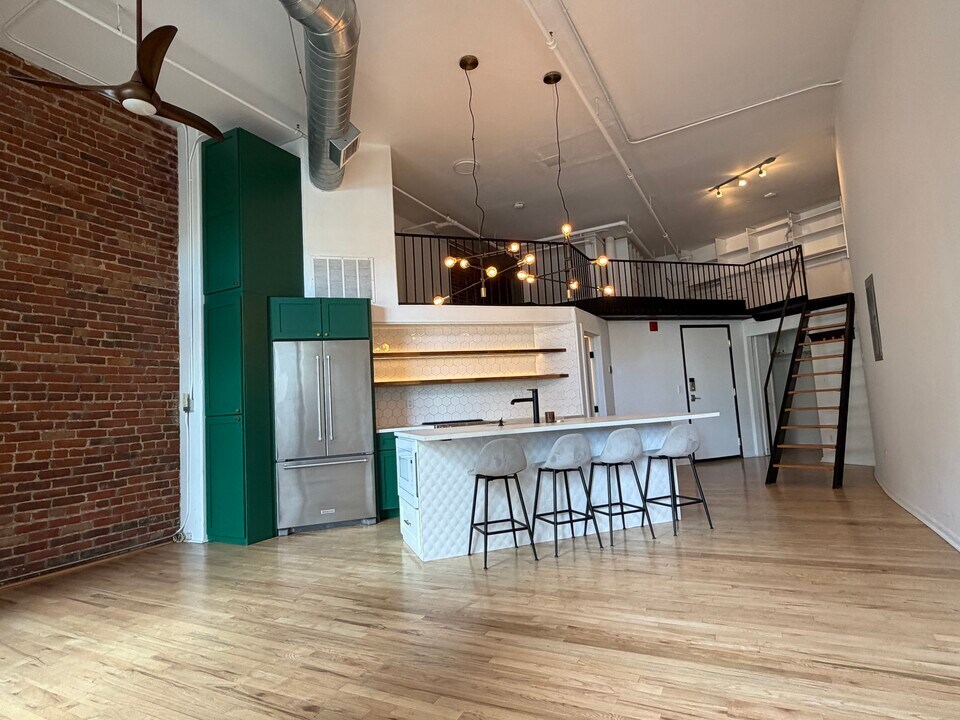 1617 California St in Denver, CO - Building Photo