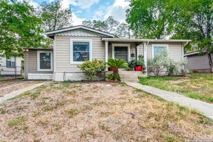 323 Byrnes Dr in San Antonio, TX - Building Photo