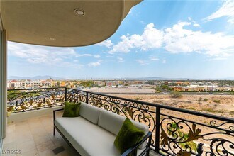 9101 Alta Dr in Las Vegas, NV - Foto de edificio - Building Photo