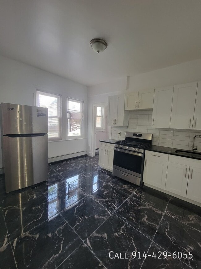 10 W 4th St in Mount Vernon, NY - Building Photo - Building Photo