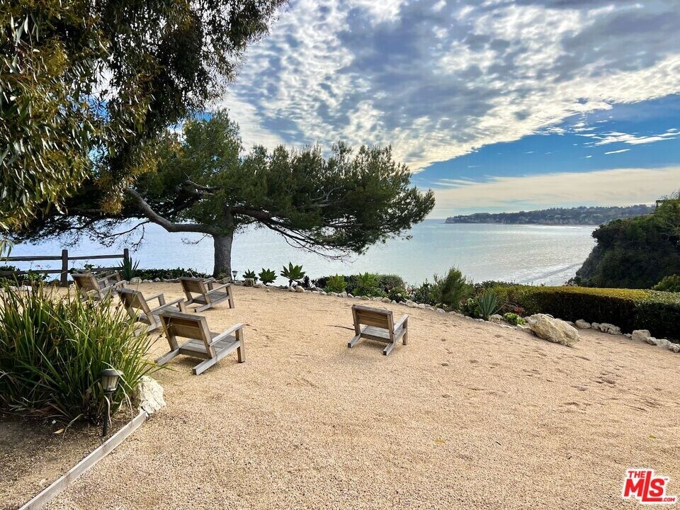 27500 Pacific Coast Hwy in Malibu, CA - Building Photo