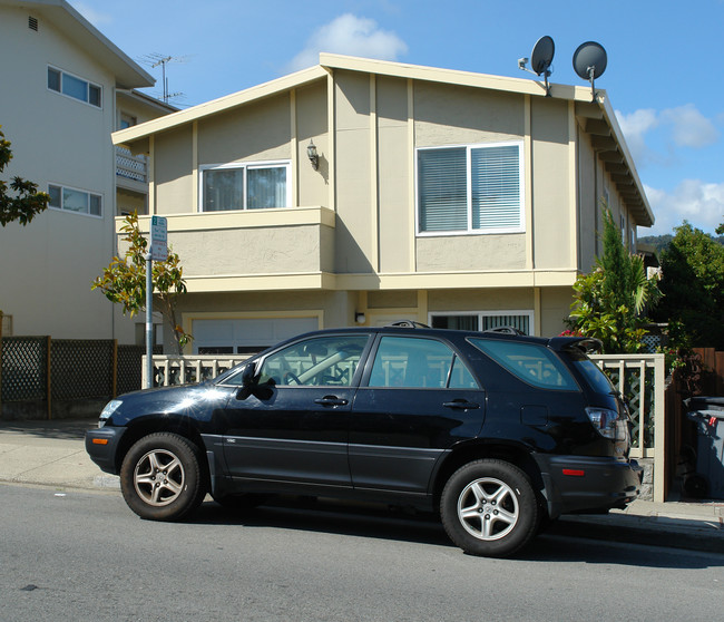 135 Magnolia Ave in Millbrae, CA - Foto de edificio - Building Photo