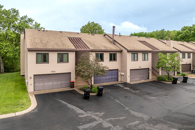 Maple Park Shores in Maplewood, MN - Building Photo - Building Photo