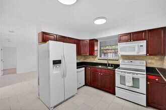 484 Santa Cruz Pl NE in St. Petersburg, FL - Building Photo - Building Photo