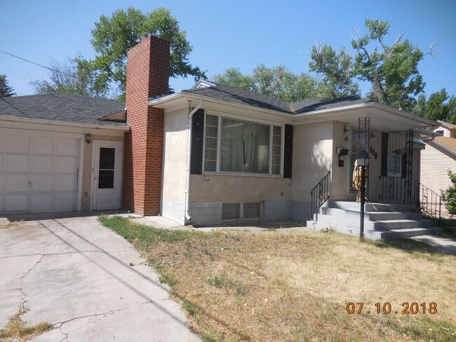 property at 910 E Steele St