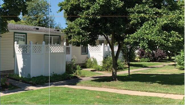 Andover Courtyard Apartments in Painesville, OH - Building Photo - Building Photo