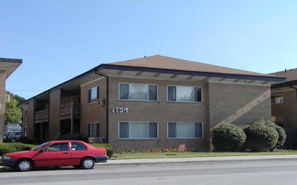 1754 E Oakton St in Des Plaines, IL - Building Photo