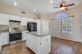 7409 W Crest Ln in Glendale, AZ - Building Photo - Building Photo