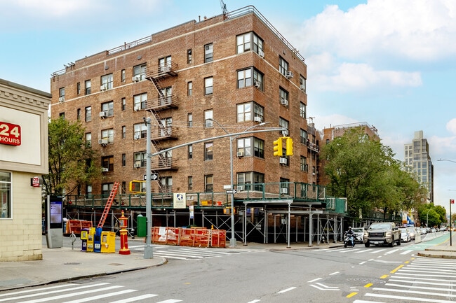 98120 Queens Blvd in Rego Park, NY - Building Photo - Building Photo