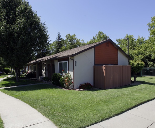 River Bend Senior Manor II in West Sacramento, CA - Foto de edificio - Building Photo