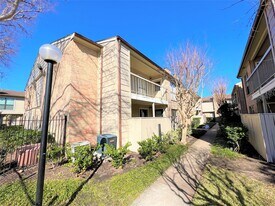 2120 Wilcrest Dr in Houston, TX - Building Photo