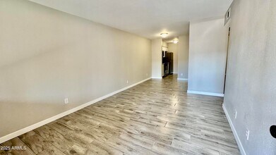 2737 N Salem, Unit 101 in Mesa, AZ - Building Photo - Building Photo