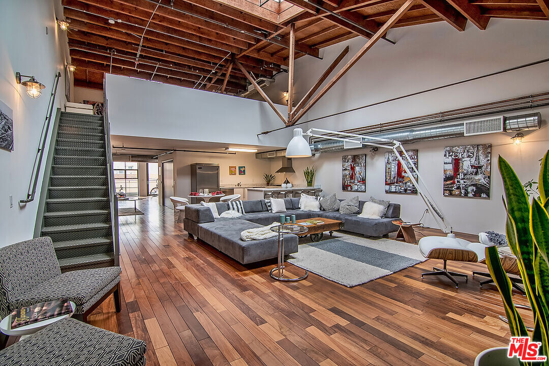 1046 Princeton Dr in Marina Del Rey, CA - Building Photo