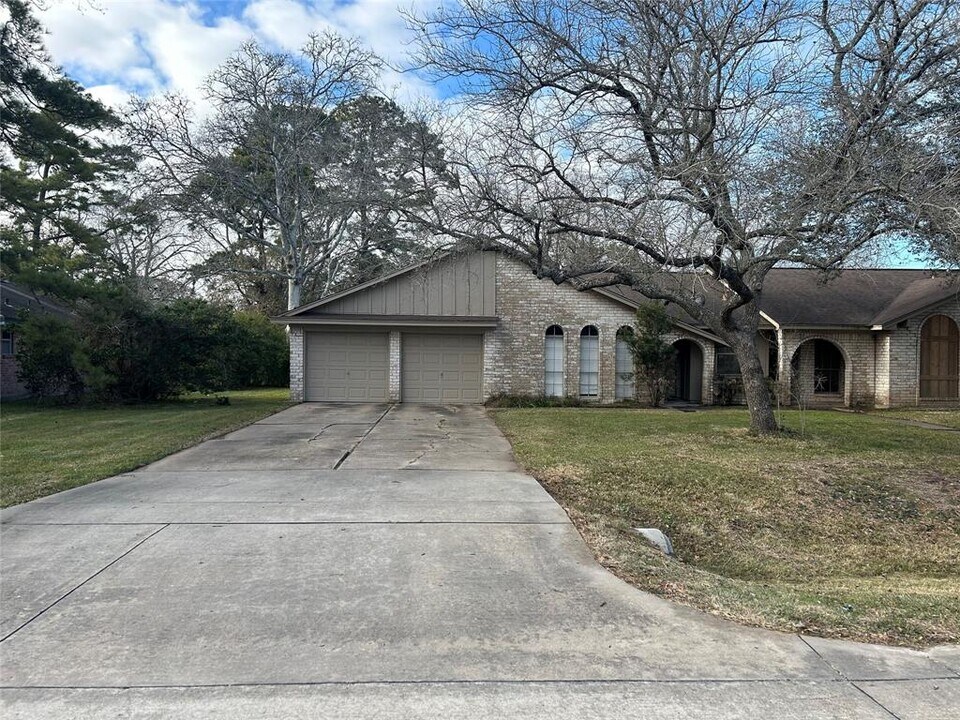 210 Skyview Terrace-Unit -A in Friendswood, TX - Building Photo