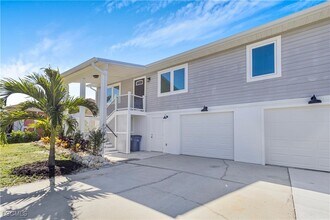 10697 Holly Rd in Bokeelia, FL - Foto de edificio - Building Photo