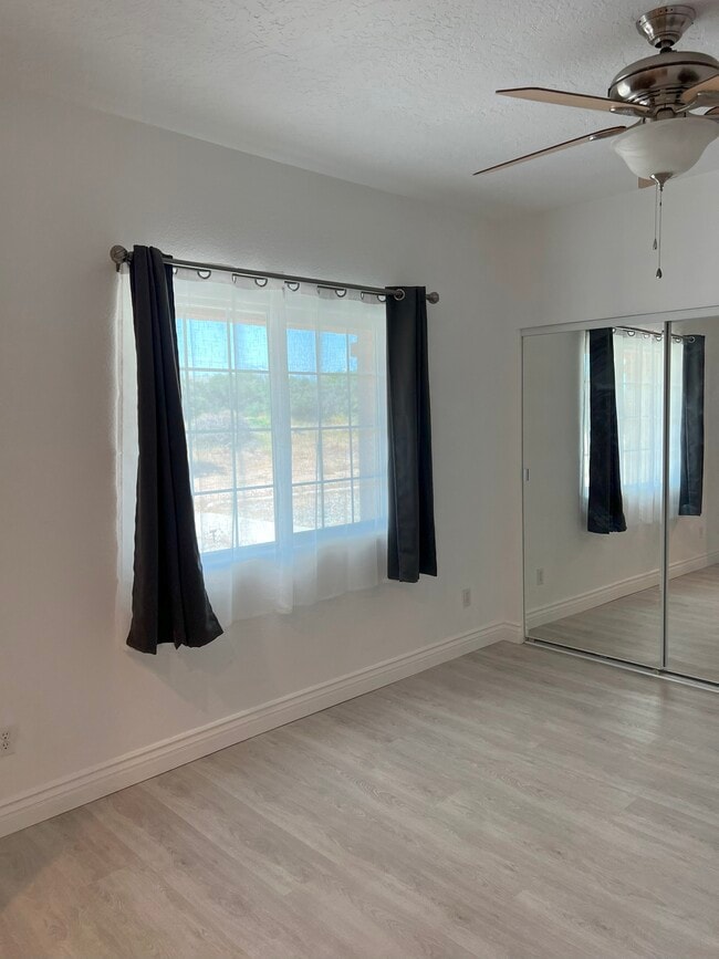 11070 Densmar Rd, Unit B in Oak Hills, CA - Foto de edificio - Building Photo