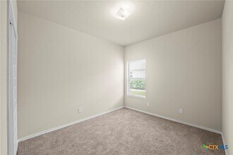 2429 Marty Way in Seguin, TX - Foto de edificio - Building Photo