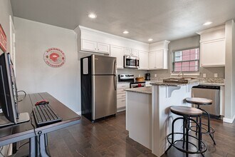 2805 W Lakewood Dr in Fayetteville, AR - Building Photo - Building Photo