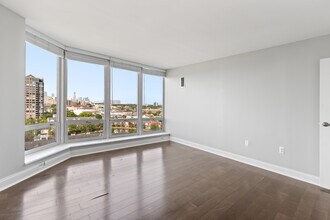 250 E Harbortown Dr, Unit 1011 in Detroit, MI - Building Photo - Building Photo