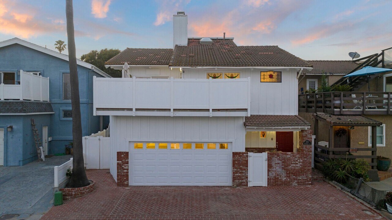 999 Waterbury Ln in Ventura, CA - Building Photo