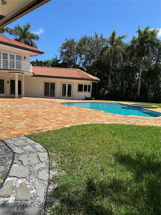 10600 SW 69th Ave in Miami, FL - Building Photo - Building Photo