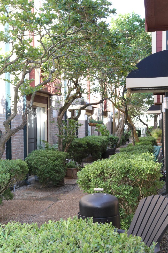 Forest Oaks Apartments in Houston, TX - Foto de edificio - Building Photo