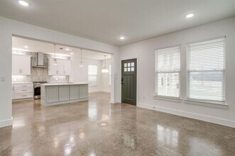 108 Cardinal Wds in Granbury, TX - Foto de edificio - Building Photo