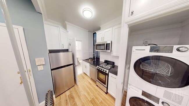 221 E 83rd St in New York, NY - Building Photo - Building Photo