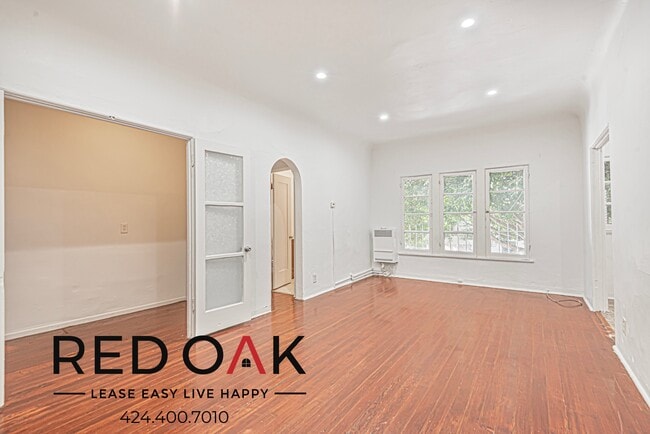 property at 706 N St Andrews Pl