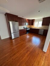 41 Chobot Ln in Elmwood Park, NJ - Foto de edificio - Building Photo