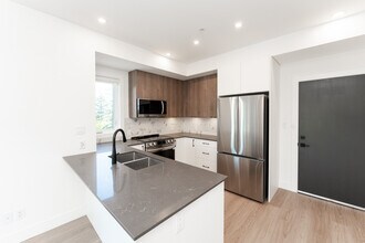 809 Arncote Ave in Victoria, BC - Building Photo - Building Photo