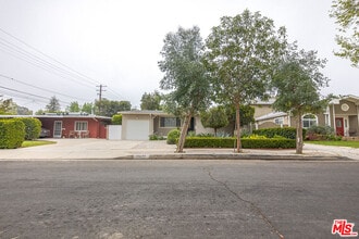 22022 Lopez St in Los Angeles, CA - Building Photo - Building Photo