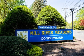 146 Candlewood Dr in South Windsor, CT - Foto de edificio - Building Photo