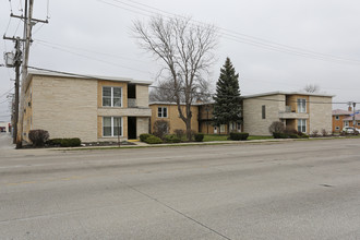 7130-7140 Pershing Rd in Berwyn, IL - Building Photo - Building Photo