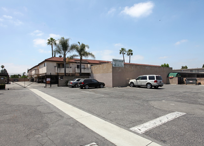 Continental Garden Apartments in Covina, CA - Building Photo - Building Photo