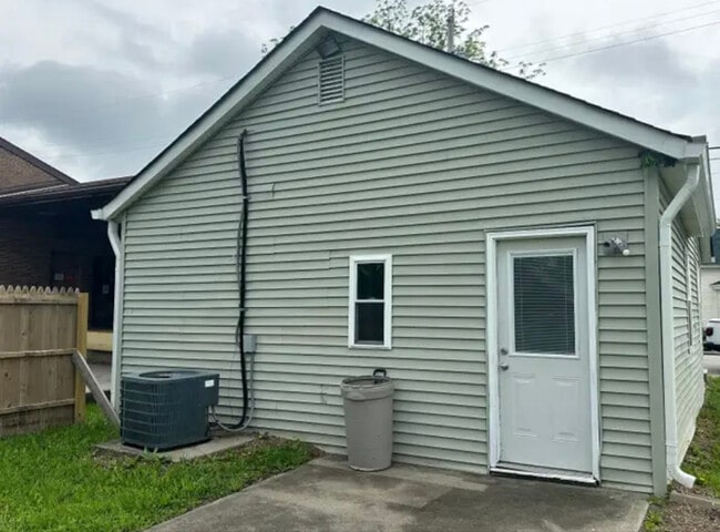 16625 S Broadway St in Moores Hill, IN - Foto de edificio - Building Photo