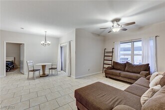 6650 W Warm Springs Rd in Las Vegas, NV - Foto de edificio - Building Photo