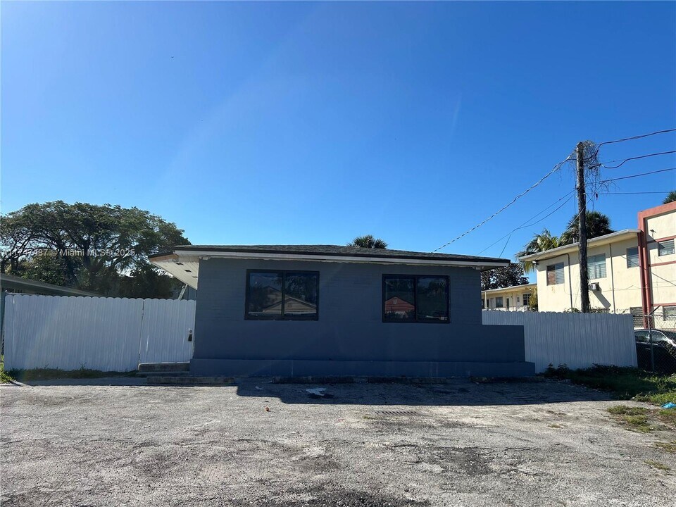 60 NW 77th St in Miami, FL - Building Photo