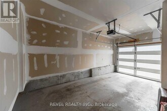 21 Donald Fleming Way in Whitby, ON - Building Photo - Building Photo